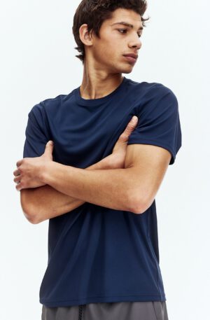regular fit activewear tee with drymove™